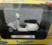Метален мотор Vespa 946 бял - 1:18